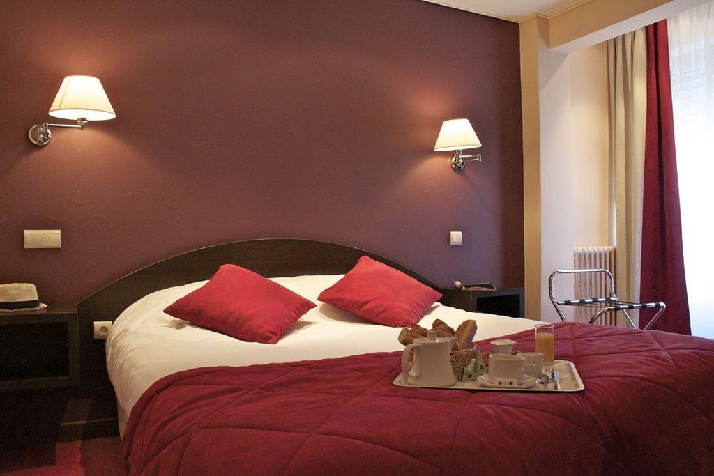 Brit Hotel Les Voyageurs Loudéac Esterno foto