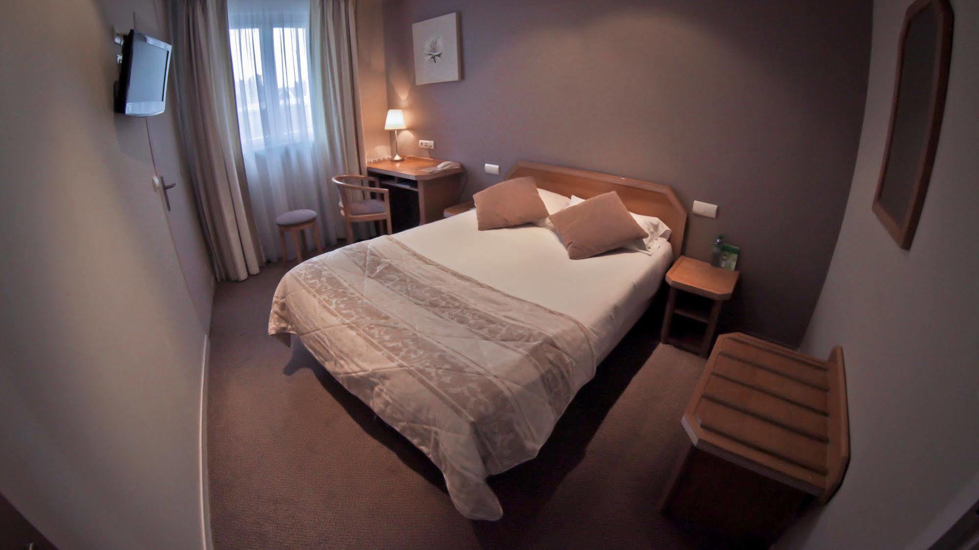 Brit Hotel Les Voyageurs Loudéac Esterno foto