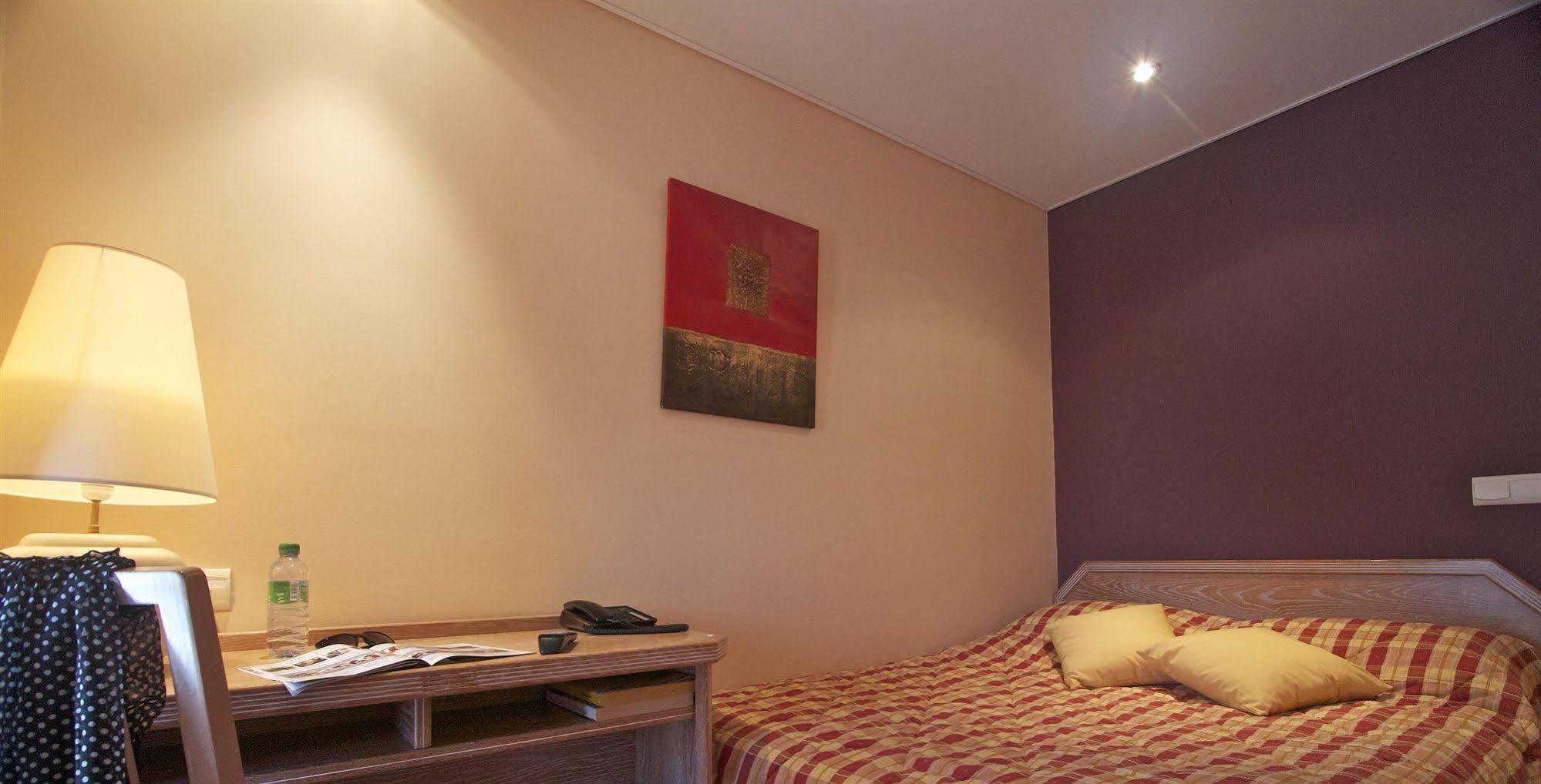 Brit Hotel Les Voyageurs Loudéac Esterno foto